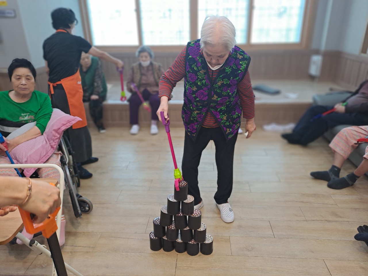 하양재가장기요양기관 활동 - 어르신들이 그리퍼 도구를 사용한 인지 활동 프로그램